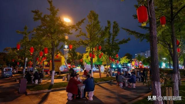 自在嵩明丨一站式遛娃、美食、运动！银杏广场的夜太会玩