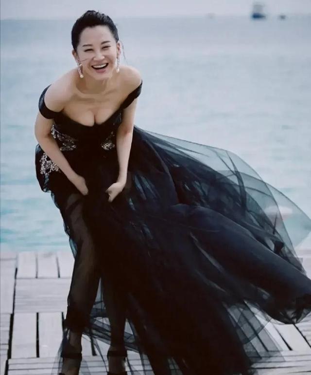 她一生 “风流成性、老少通吃”，撩汉无数，现如今56岁却依旧单身