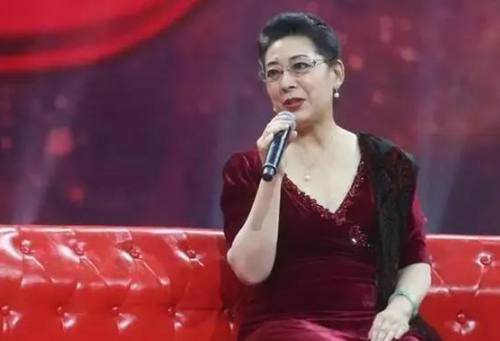 71岁知名歌唱家，与二婚丈夫无子无女，选择花500万住养老院