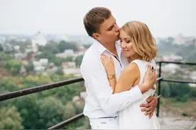 心理学家揭示：男人拥抱你的姿势，暴露了他爱你的程度图片