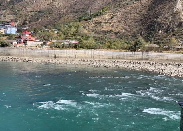 四川的这座小城简直太美了，我游了5大美景，来了根本不想回家。