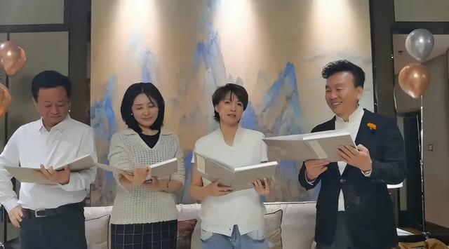 央视主持人张泽群:55岁才当父亲，妻子跑了儿子丢了	，今孤身一人