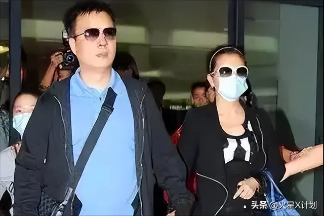 死心不息！劣迹艺人赵薇走投无路，15岁女儿成她的最后一根稻草