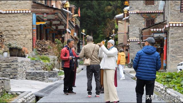 “推窗见彩林 入户享智能”羊茸哈德民宿解锁黑水旅居新体验