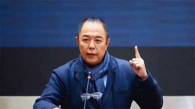 天道好轮回！68岁瘫坐在轮椅上的张铁林，已然活成了“笑话”