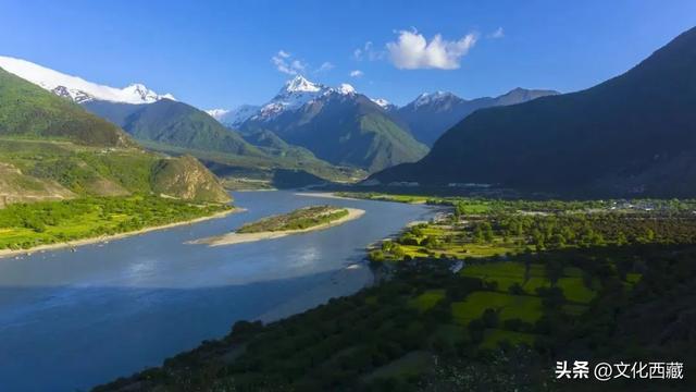 对不起，这看日照金山、流星、沙漠和雪山同框的宝藏地，我写晚了！
