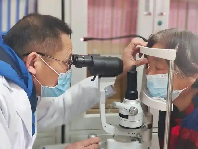 视力模糊，不一定就是白内障，真正的白内障是这3个样子！