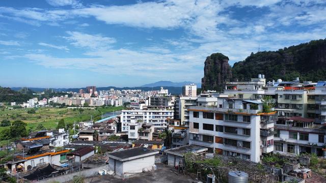 一睹金鸡岭，十年不看山？