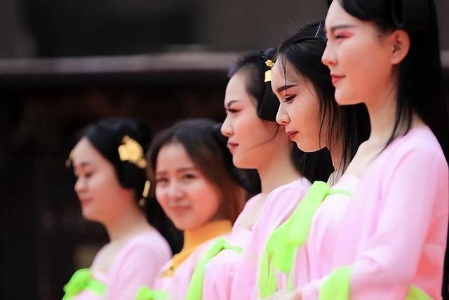 横店20万群演现状：美女泛滥成灾，光棍懒汉遍地，他们的未来在哪