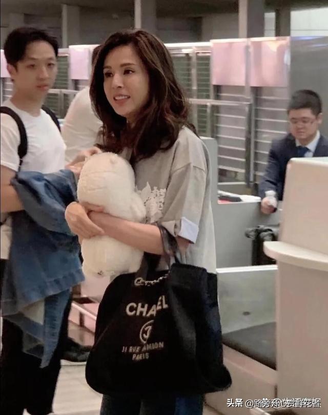 李若彤胖了真好看 有点肉肉真美 真的是人年纪大了 还是要胖一点好看