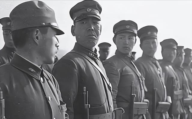 抗战时，一汉奸夜审地下党，拷打一半时忽发现，对方竟是自家亲戚