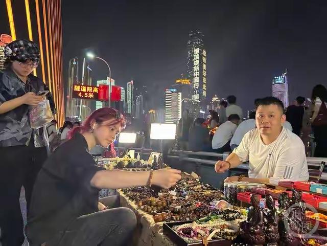 重庆人又“宠粉”了！千厮门大桥10分钟变夜市，这波操作太绝了