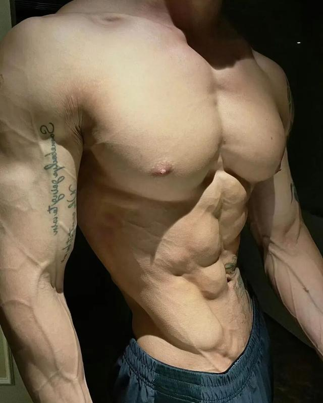 身高187的健身肌肉男网红，野外写真秀身材颜值，简直绝绝子