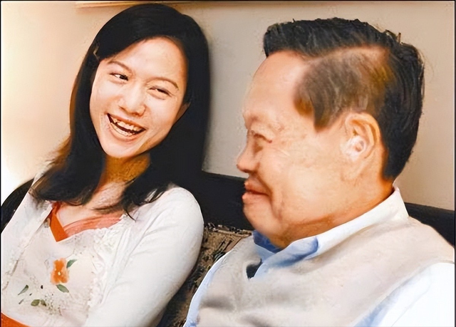 杨振宁去世才2天，令人恶心的一幕出现了，杨振宁助理曾辟谣