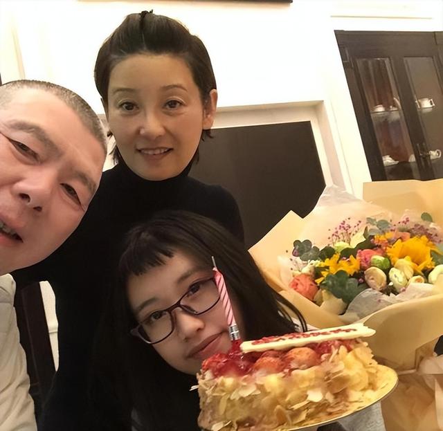 徐帆回应离婚五个月后	，冯小刚再惹争议，养女徐朵竟成了导火索