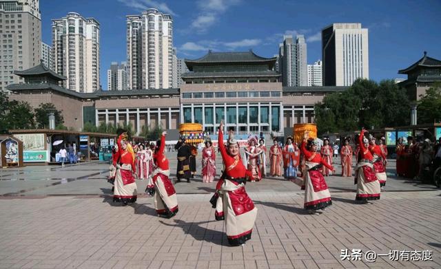 红衣银饰藏多少密码？当文成侍女穿过2025，让我懂了传承的活法！