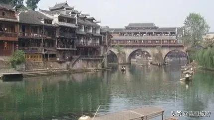 凤凰古城：沱江烟雨里的千年遗梦
