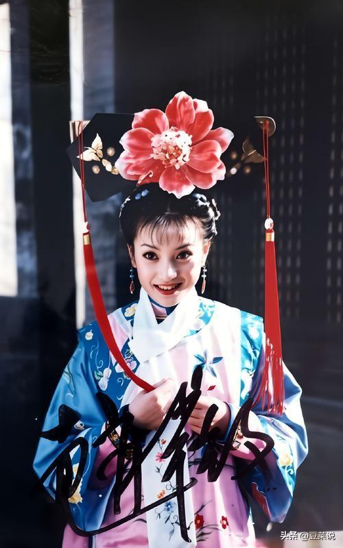 面相又变了！49岁赵薇广东吃饭，又老又瘦没架子，却再无回头路走