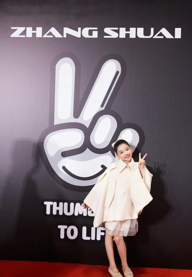 杜华晒星二代走秀！甜馨比李小璐还高，酒窝有星范儿，黄奕尴尬了