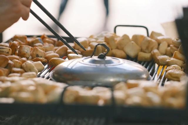 喝井水，烤豆腐，云南这座活着的千年古城，和杭州同名