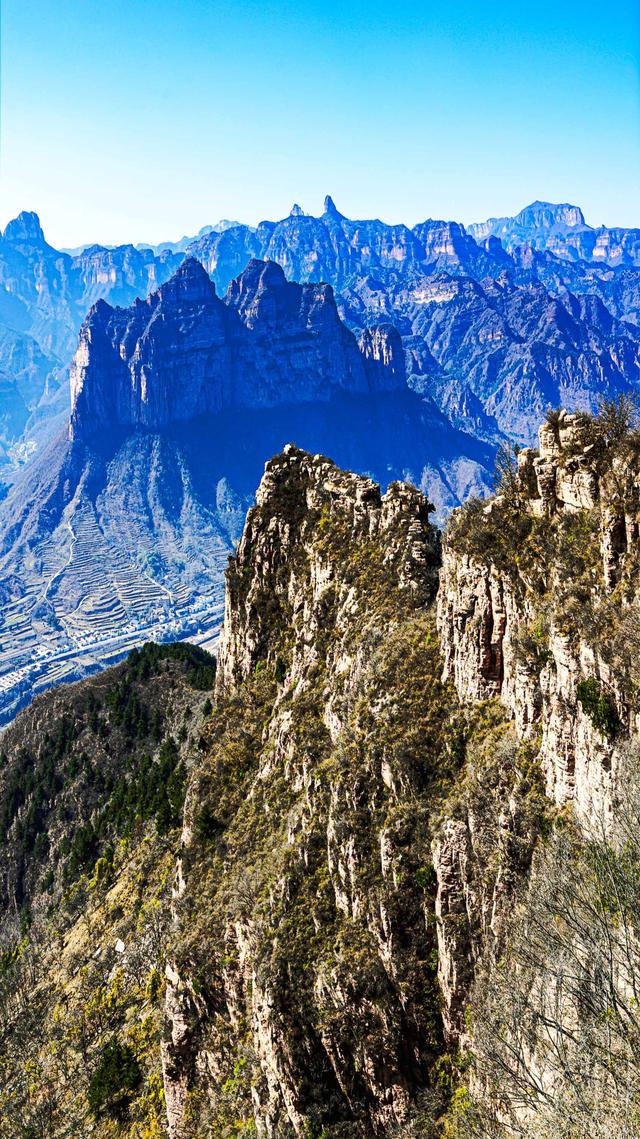 游东太行，望群山 ，感悟‘云海翻腾走龙蛇，绝壁生辉见奇峰’