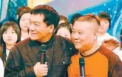 79岁侯耀华晚年凄凉！独居北京无保姆照料，家里脏乱差环境寒酸