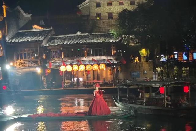 湖南这个千年古镇，被誉为“土家第一镇”，挂在瀑布上的千年王宫