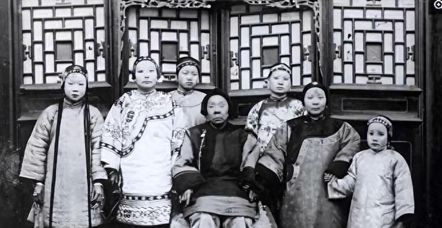 1906年，一位清朝女子自愿脱下衣服，让洋人拍下这组裸体照片