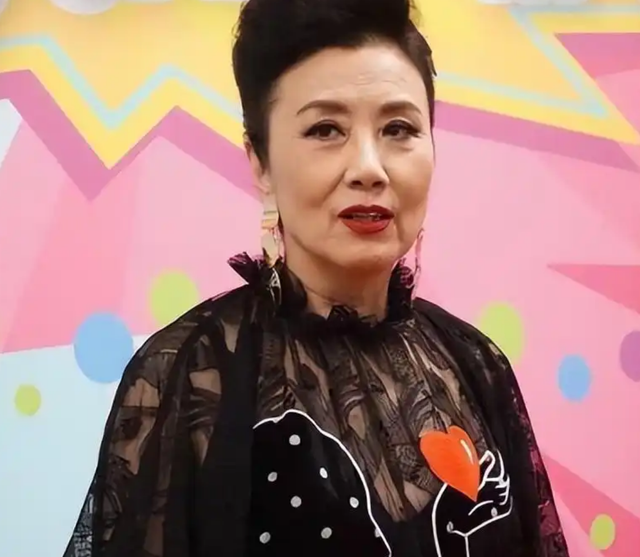 78岁连路都走不稳还开演唱会，全网骂声一片，她却扬言回馈粉丝