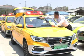 出租车比网约车更正规更安全吗？深夜你会觉得乘坐哪个更安全？图片