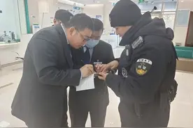 一人奖励1000元！冰城三名00后服务员捡到1万元物归原主图片
