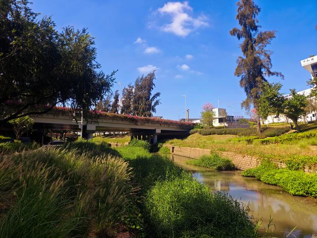 从学苑大道入大沙河绿过大学城后进深圳弯公园流花山景点【高清】