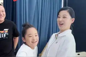 49岁梅婷带女儿拍杂志，老公曾剑带儿子全程陪同，两孩子颜值超高图片