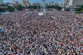 西双版纳是来了一亿人来参加泼水节吗？场面太震撼啦！图片