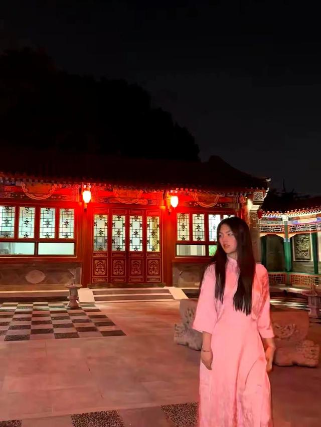 李湘的女儿王诗龄在自家北京小院拍照，配这个色调看上去瘆得慌！
