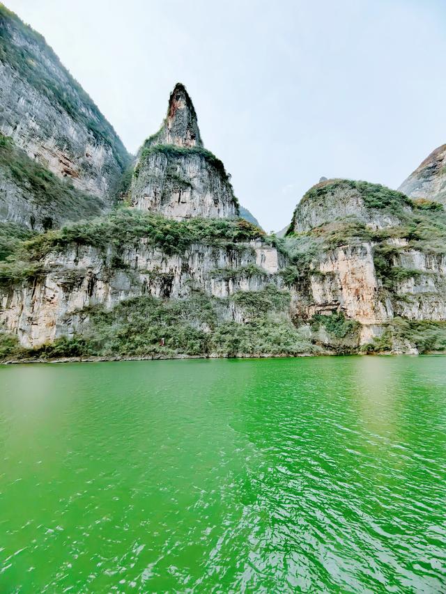 游重庆巫山小三峡：碧水与红叶相映成趣，“天下绝景”是形容词么
