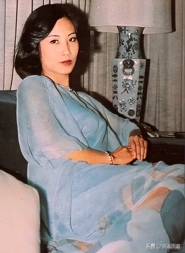 78岁连路都走不稳还开演唱会	，全网骂声一片，她却扬言回馈粉丝