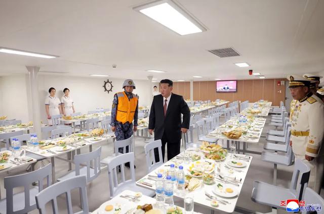 金正恩登上崔贤号驱逐舰参观