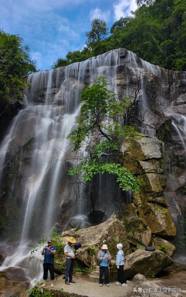 广东信宜：天马山引客来