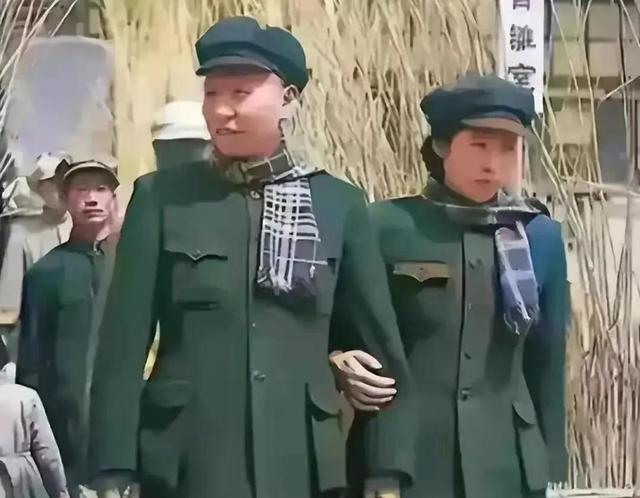 刘少奇的夫人王光美有多美？1940年在大学留影，那年19岁气质非凡