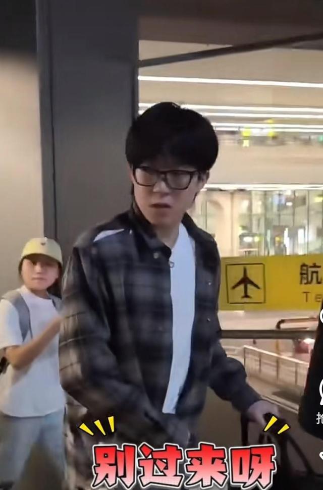 国乒抵达北京，王晨策来接王楚钦，蒯曼发动态，曼昱给小朋友签名