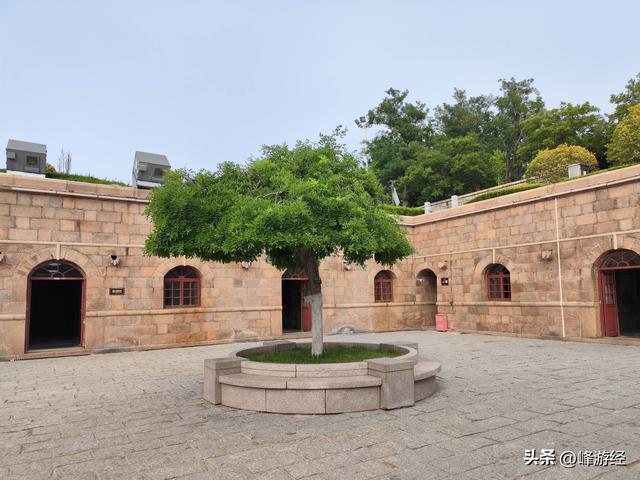 搭乘17路双层巴士来到美丽的栈桥，东炮台上看清末烟台的海防要塞