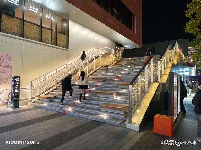 上海GateM西岸梦中心，为开封滨湖商业提供了湖畔松弛感的参考