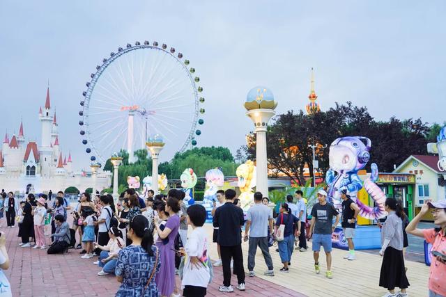 提前探！2025北京石景山游乐园京彩彩灯游园会8月8日开幕→