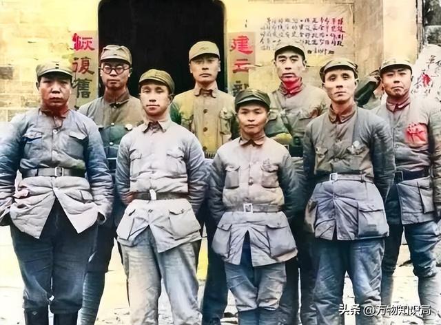 李鹏总理儿媳罕见留影，五官端正长相大气，爷爷功勋卓著比肩元帅