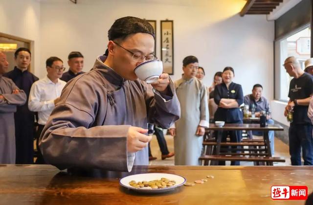 现场围满人!绍兴百年老字号玩新花样?晚上有古装美女在楼上跳舞