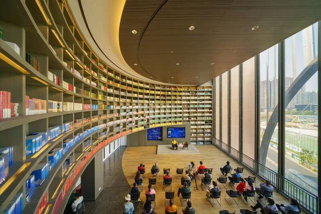 龙峰塔下，聆听龙华三十余载步履与回响