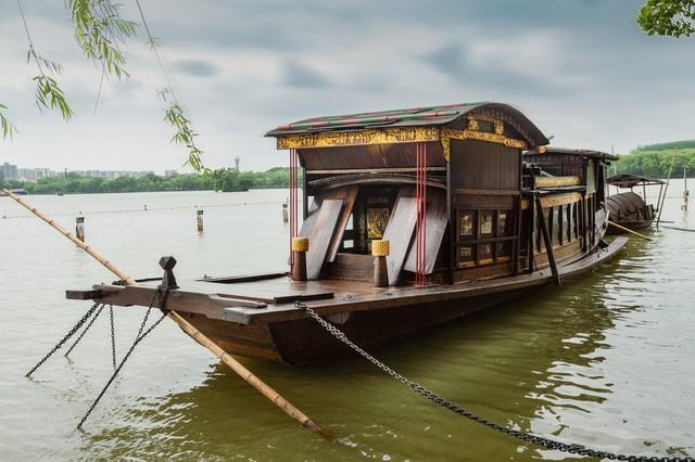 嘉兴南湖 •中国革命起航的地方！
