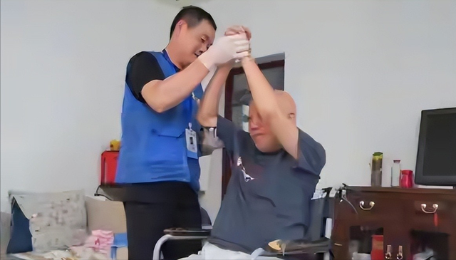 江苏大一女生开养老院	，无人入住却有近400名客户，员工全是60后