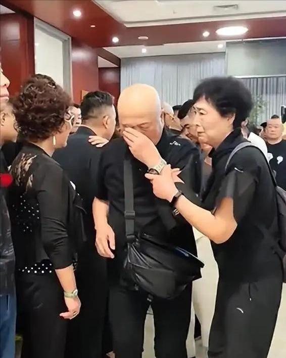 杨议曝冯巩缺席葬礼真相！打了俩电话没接，果断送来一纸公函
